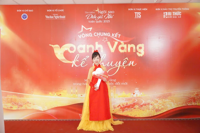Nữ sinh lớp 7 đăng quang “Oanh Vàng kể chuyện”: Bản lĩnh từ sự tự tin và những “hình ảnh trong trí nhớ” Nữ sinh lớp 7 đăng quang “Oanh Vàng kể chuyện”: Bản lĩnh từ sự tự tin và những “hình ảnh trong trí nhớ”