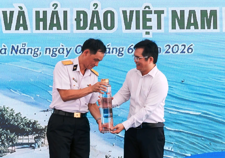 Nước biển từ Hoàng Sa và 7 sắc bằng thủy quân về với Nhà trưng bày Hoàng Sa Nước biển từ Hoàng Sa và 7 sắc bằng thủy quân về với Nhà trưng bày Hoàng Sa