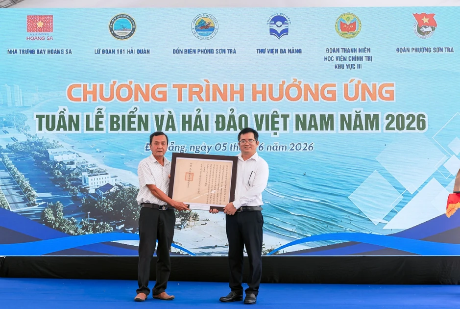 Nước biển từ Hoàng Sa và 7 sắc bằng thủy quân về với Nhà trưng bày Hoàng Sa Nước biển từ Hoàng Sa và 7 sắc bằng thủy quân về với Nhà trưng bày Hoàng Sa