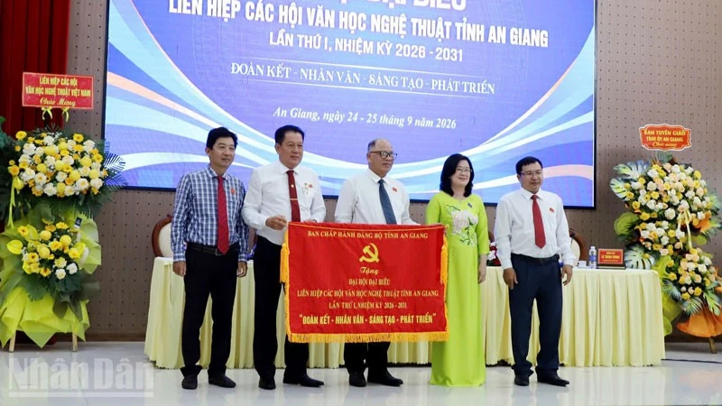 Ông Phan Thanh Vũ giữ chức Chủ tịch Liên hiệp các hội văn học nghệ thuật tỉnh An Giang Ông Phan Thanh Vũ giữ chức Chủ tịch Liên hiệp các hội văn học nghệ thuật tỉnh An Giang