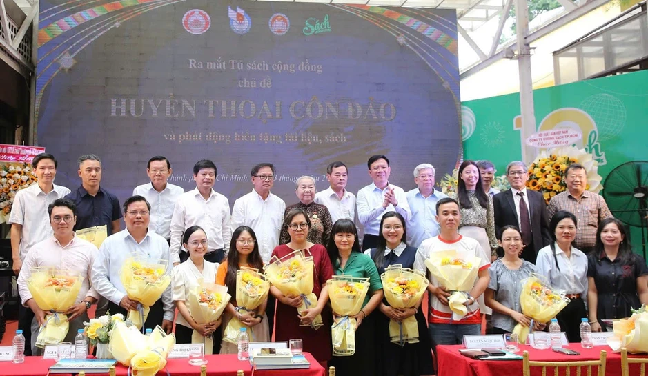 Phát động đợt hiến tặng tài liệu, sách và ra mắt tủ sách 'Huyền thoại Côn Đảo' Phát động đợt hiến tặng tài liệu, sách và ra mắt tủ sách 'Huyền thoại Côn Đảo'