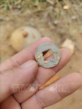 Phát hiện nhiều hiện vật khi khai quật mộ gạch cổ tại Nghệ An Phát hiện nhiều hiện vật khi khai quật mộ gạch cổ tại Nghệ An
