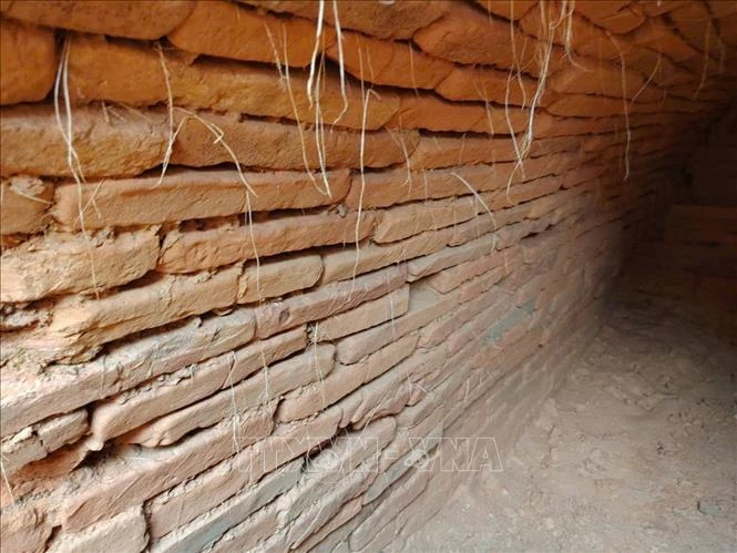 Phát hiện nhiều hiện vật khi khai quật mộ gạch cổ tại Nghệ An Phát hiện nhiều hiện vật khi khai quật mộ gạch cổ tại Nghệ An