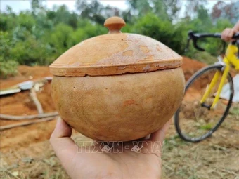 Phát hiện nhiều hiện vật khi khai quật mộ gạch cổ tại Nghệ An