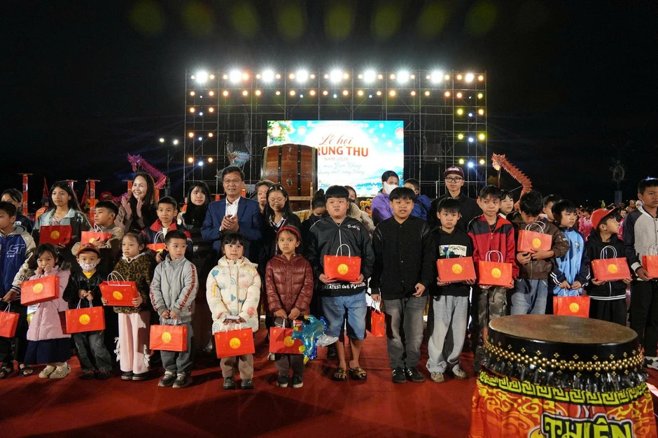 Phượng hoàng 'khủng' nổi bật giữa biển người ở Đà Lạt Phượng hoàng 'khủng' nổi bật giữa biển người ở Đà Lạt