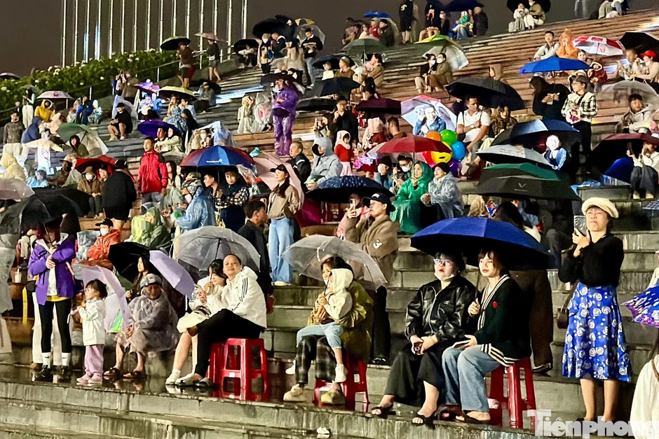 Phượng hoàng 'khủng' nổi bật giữa biển người ở Đà Lạt Phượng hoàng 'khủng' nổi bật giữa biển người ở Đà Lạt