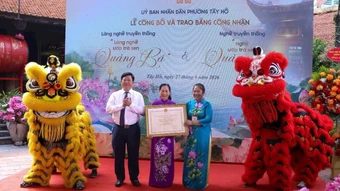 Phường Tây Hồ đón nhận Bằng công nhận Làng nghề ướp trà sen