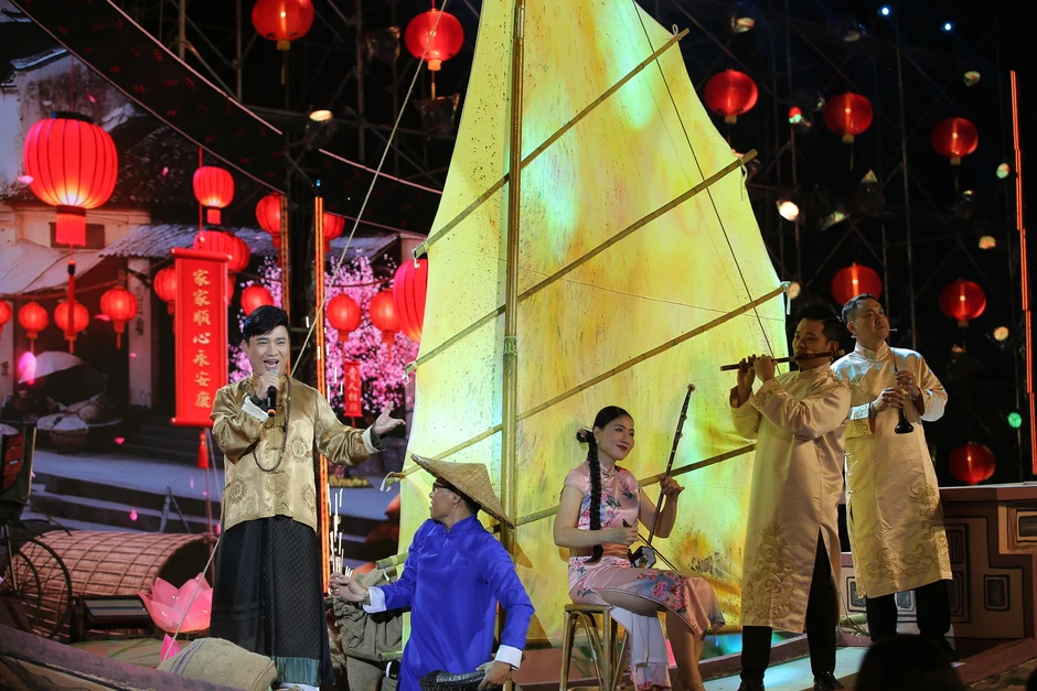 Quang Linh hát 'Người đến từ Triều Châu' mừng 'Đêm hội Nguyên tiêu' Quang Linh hát 'Người đến từ Triều Châu' mừng 'Đêm hội Nguyên tiêu'