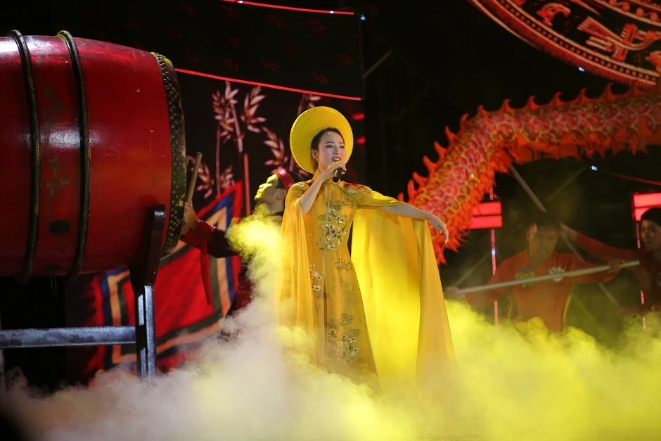Quang Linh hát 'Người đến từ Triều Châu' mừng 'Đêm hội Nguyên tiêu' Quang Linh hát 'Người đến từ Triều Châu' mừng 'Đêm hội Nguyên tiêu'