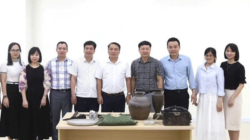 Quảng Trị bàn giao hiện vật, tư liệu phục vụ xây dựng Bảo tàng Đảng Cộng sản Việt Nam Quảng Trị bàn giao hiện vật, tư liệu phục vụ xây dựng Bảo tàng Đảng Cộng sản Việt Nam