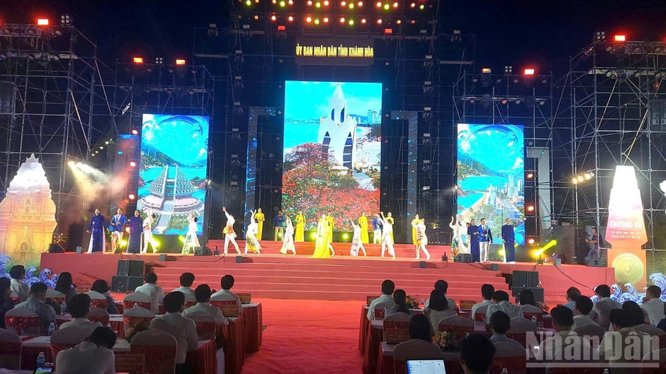 Quảng Trị-Khánh Hòa: Từ miền hoa lửa đến vịnh ngọc xanh Quảng Trị-Khánh Hòa: Từ miền hoa lửa đến vịnh ngọc xanh