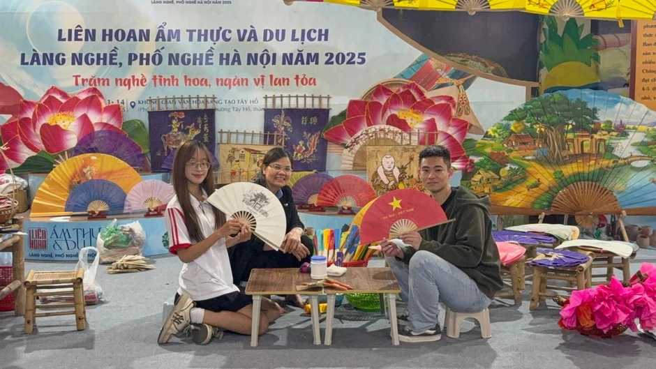 Quạt Chàng Sơn: Chiếc quạt mang hơi thở của tre, của giấy và của bàn tay người thợ Quạt Chàng Sơn: Chiếc quạt mang hơi thở của tre, của giấy và của bàn tay người thợ