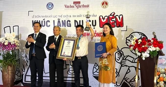 Ra mắt hai bản “du ca” thơ văn và những kỷ lục độc đáo