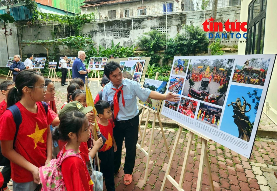 Ra mắt hai tác phẩm ảnh về di sản văn hóa và biển đảo Việt Nam Ra mắt hai tác phẩm ảnh về di sản văn hóa và biển đảo Việt Nam