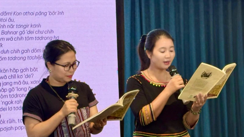 Ra mắt truyện tranh "Thần Giấy Hlabar - Sử thi nhỏ về chữ viết Bahnar" Ra mắt truyện tranh "Thần Giấy Hlabar - Sử thi nhỏ về chữ viết Bahnar"