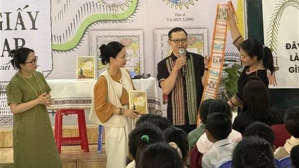 Ra mắt truyện tranh "Thần Giấy Hlabar - Sử thi nhỏ về chữ viết Bahnar" Ra mắt truyện tranh "Thần Giấy Hlabar - Sử thi nhỏ về chữ viết Bahnar"