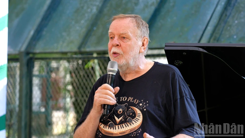Rick Wakeman: "Tôi muốn trở lại Việt Nam chơi nhạc cho gấu" Rick Wakeman: "Tôi muốn trở lại Việt Nam chơi nhạc cho gấu"
