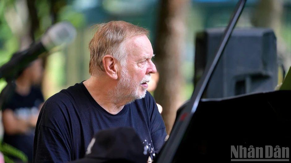 Rick Wakeman: "Tôi muốn trở lại Việt Nam chơi nhạc cho gấu" Rick Wakeman: "Tôi muốn trở lại Việt Nam chơi nhạc cho gấu"