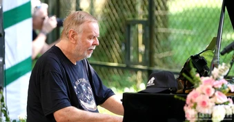 Rick Wakeman: "Tôi muốn trở lại Việt Nam chơi nhạc cho gấu"