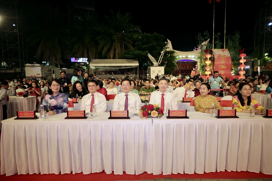 Rực rỡ 'Đêm hội Nguyên tiêu': Múa rồng 68m, 1.200 diễn viên diễu hành Rực rỡ 'Đêm hội Nguyên tiêu': Múa rồng 68m, 1.200 diễn viên diễu hành