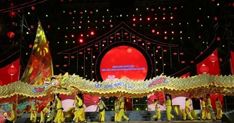Rực rỡ 'Đêm hội Nguyên tiêu': Múa rồng 68m, 1.200 diễn viên diễu hành