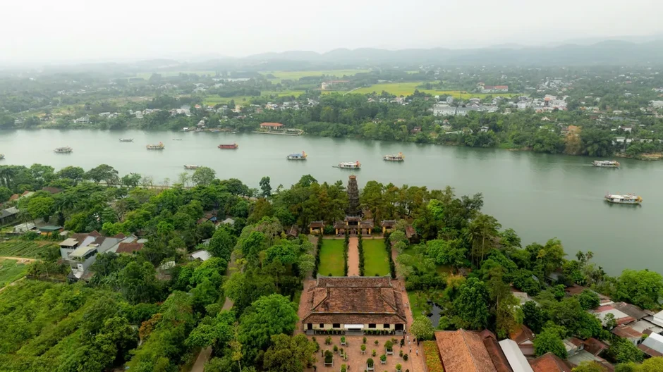 Rực rỡ sắc màu tại lễ rước Thánh Mẫu lên điện Huệ Nam