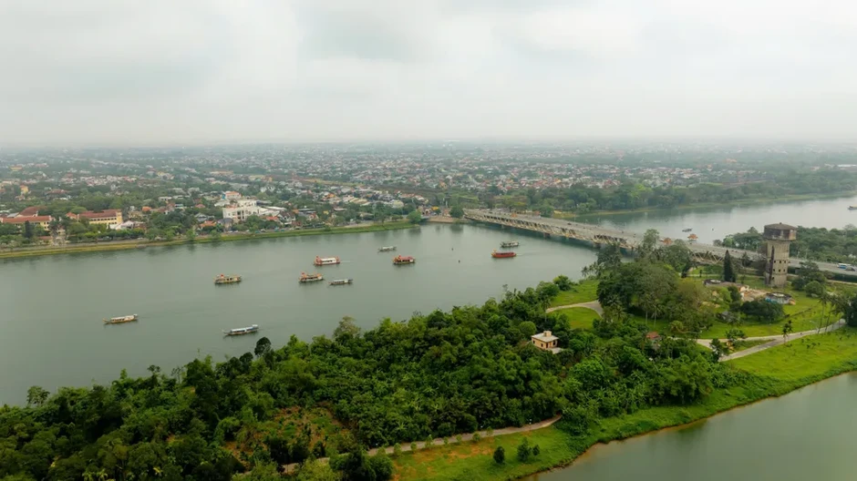 Rực rỡ sắc màu tại lễ rước Thánh Mẫu lên điện Huệ Nam