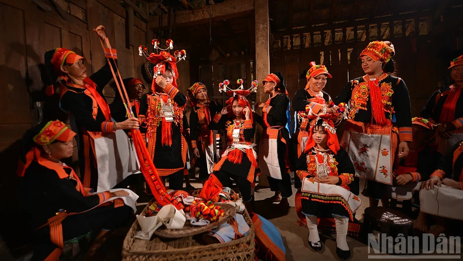 Sắc chàm và ánh bạc trong trang phục cô dâu Dao Tuyển ở Lai Châu Sắc chàm và ánh bạc trong trang phục cô dâu Dao Tuyển ở Lai Châu