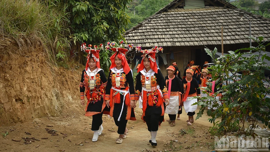 Sắc chàm và ánh bạc trong trang phục cô dâu Dao Tuyển ở Lai Châu Sắc chàm và ánh bạc trong trang phục cô dâu Dao Tuyển ở Lai Châu