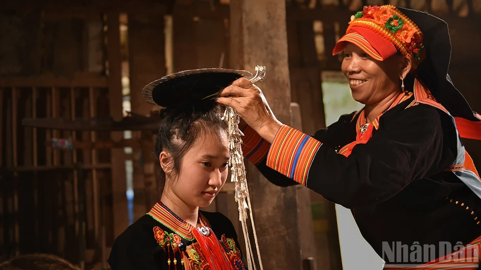 Sắc chàm và ánh bạc trong trang phục cô dâu Dao Tuyển ở Lai Châu Sắc chàm và ánh bạc trong trang phục cô dâu Dao Tuyển ở Lai Châu