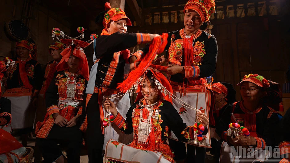 Sắc chàm và ánh bạc trong trang phục cô dâu Dao Tuyển ở Lai Châu Sắc chàm và ánh bạc trong trang phục cô dâu Dao Tuyển ở Lai Châu