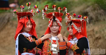 Sắc chàm và ánh bạc trong trang phục cô dâu Dao Tuyển ở Lai Châu