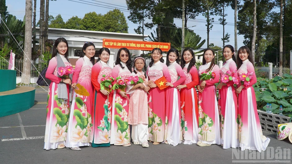 Sắc sen Đồng Tháp thăng hoa cùng khinh khí cầu và 2.000 tà áo dài duyên dáng Sắc sen Đồng Tháp thăng hoa cùng khinh khí cầu và 2.000 tà áo dài duyên dáng