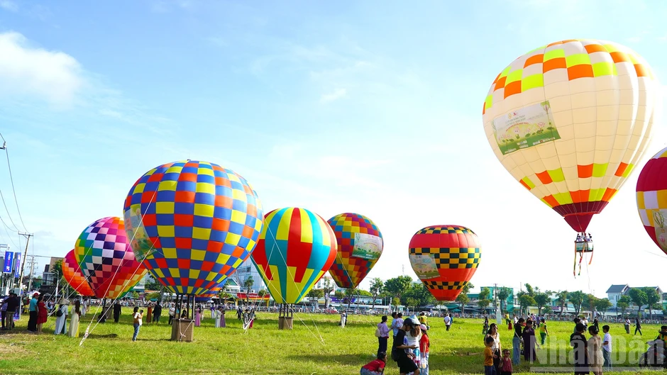 Sắc sen Đồng Tháp thăng hoa cùng khinh khí cầu và 2.000 tà áo dài duyên dáng Sắc sen Đồng Tháp thăng hoa cùng khinh khí cầu và 2.000 tà áo dài duyên dáng