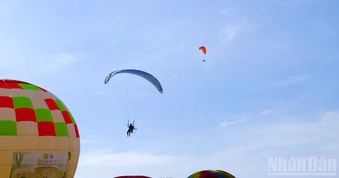 Sắc sen Đồng Tháp thăng hoa cùng khinh khí cầu và 2.000 tà áo dài duyên dáng