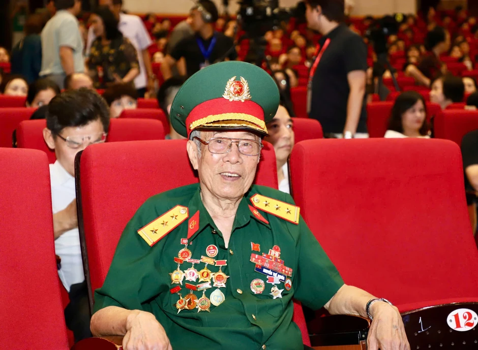 'Sáng mãi tên Người': Bản hòa ca của niềm tin và khát vọng 'Sáng mãi tên Người': Bản hòa ca của niềm tin và khát vọng