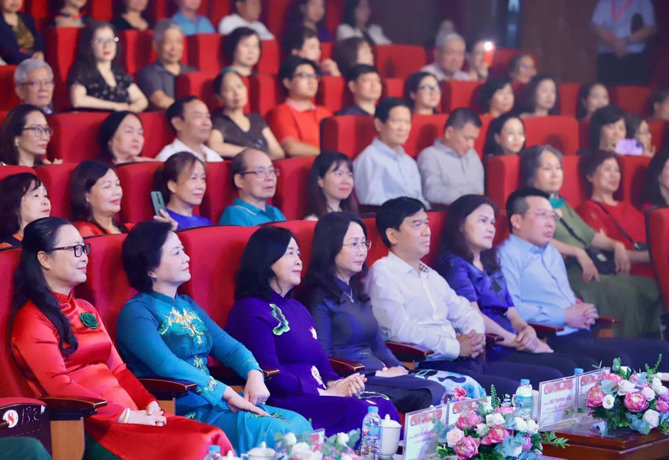 'Sáng mãi tên Người': Bản hòa ca của niềm tin và khát vọng 'Sáng mãi tên Người': Bản hòa ca của niềm tin và khát vọng