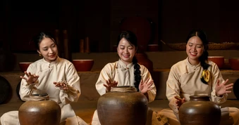 Show độc lạ từ chum, niêu Bát Tràng