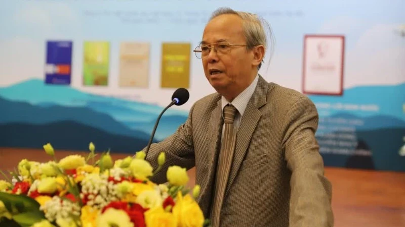Tác giả Nguyễn Văn Hùng với cuốn sách “Quản lý và kiến tạo để phát triển văn hóa” Tác giả Nguyễn Văn Hùng với cuốn sách “Quản lý và kiến tạo để phát triển văn hóa”