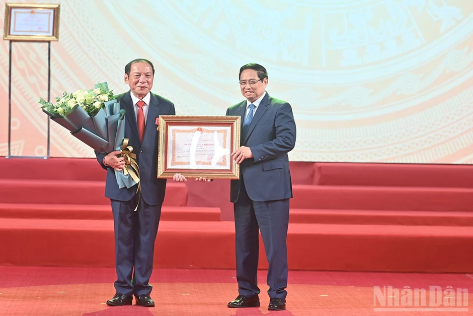 Tác giả Nguyễn Văn Hùng với cuốn sách “Quản lý và kiến tạo để phát triển văn hóa” Tác giả Nguyễn Văn Hùng với cuốn sách “Quản lý và kiến tạo để phát triển văn hóa”