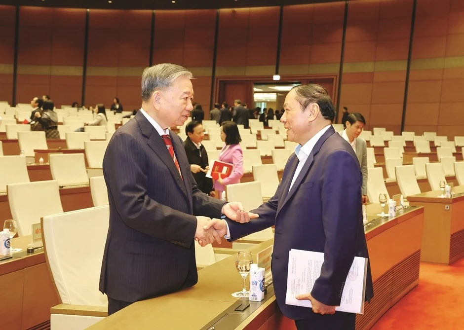 Tác giả Nguyễn Văn Hùng với cuốn sách “Quản lý và kiến tạo để phát triển văn hóa” Tác giả Nguyễn Văn Hùng với cuốn sách “Quản lý và kiến tạo để phát triển văn hóa”