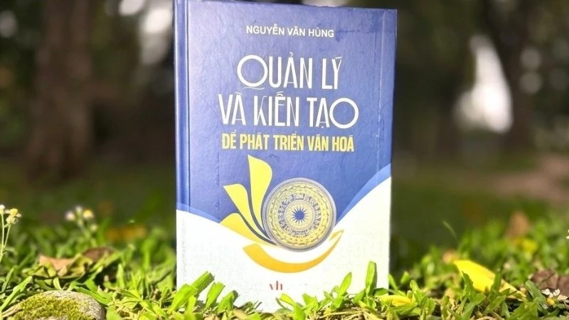 Tác giả Nguyễn Văn Hùng với cuốn sách “Quản lý và kiến tạo để phát triển văn hóa” Tác giả Nguyễn Văn Hùng với cuốn sách “Quản lý và kiến tạo để phát triển văn hóa”