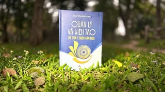 Tác giả Nguyễn Văn Hùng với cuốn sách “Quản lý và kiến tạo để phát triển văn hóa”