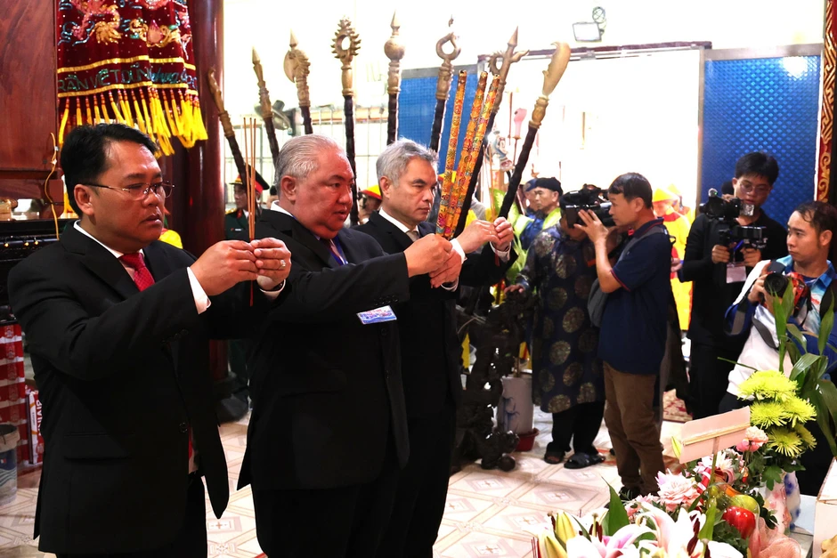 Tái hiện cảnh Cá Ông cứu người ở Cần Giờ Tái hiện cảnh Cá Ông cứu người ở Cần Giờ