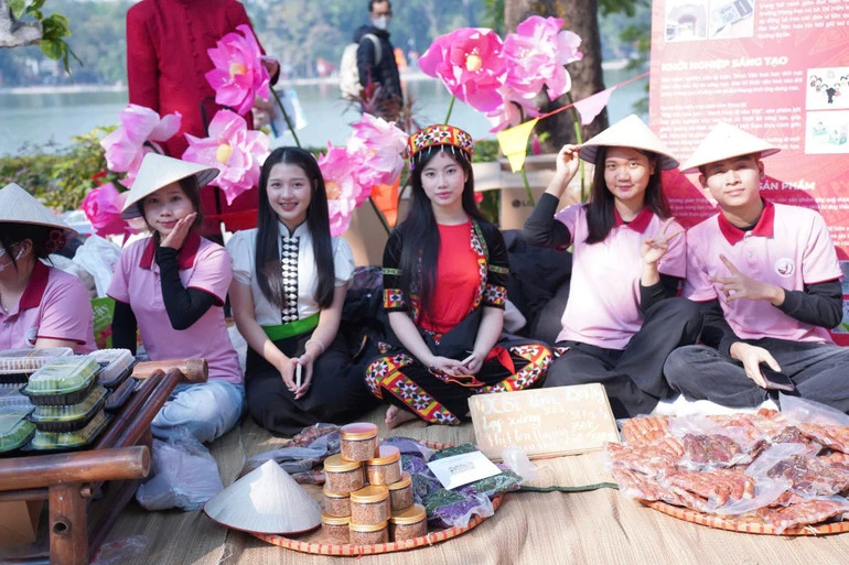 Tạo ra diễn đàn kết nối giữa nghiên cứu lý luận, quản lý thực tiễn và đào tạo nguồn nhân lực Tạo ra diễn đàn kết nối giữa nghiên cứu lý luận, quản lý thực tiễn và đào tạo nguồn nhân lực