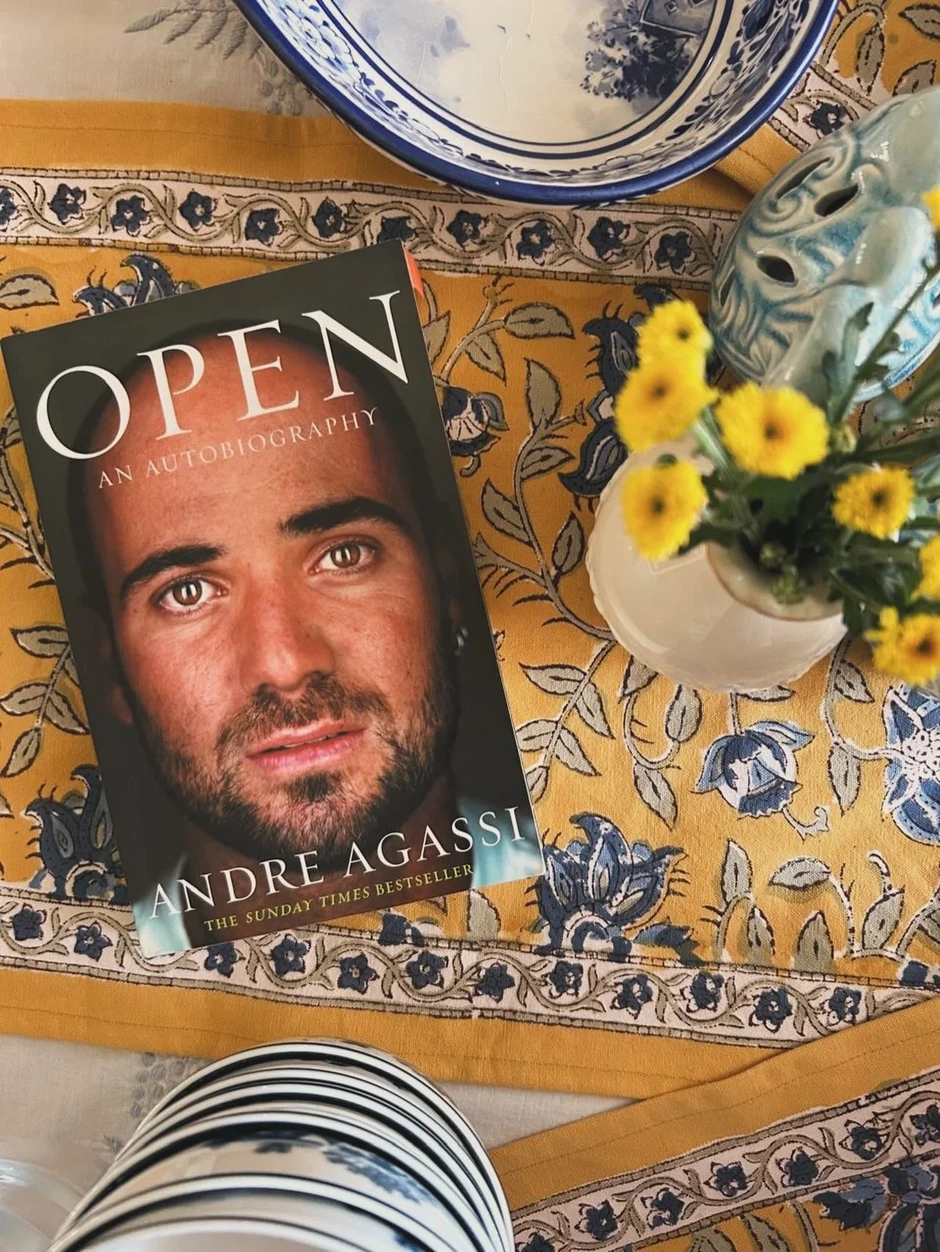 Tay vợt đánh bại Djokovic mê tự truyện của Agassi Tay vợt đánh bại Djokovic mê tự truyện của Agassi