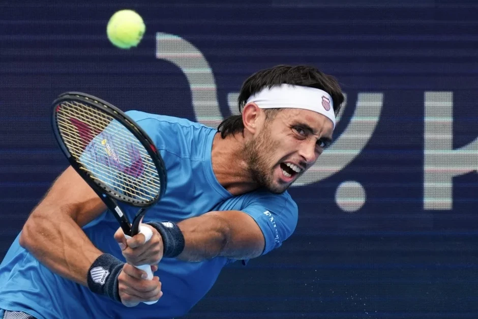 Tay vợt đánh bại Djokovic mê tự truyện của Agassi Tay vợt đánh bại Djokovic mê tự truyện của Agassi