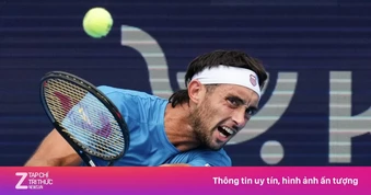 Tay vợt đánh bại Djokovic mê tự truyện của Agassi