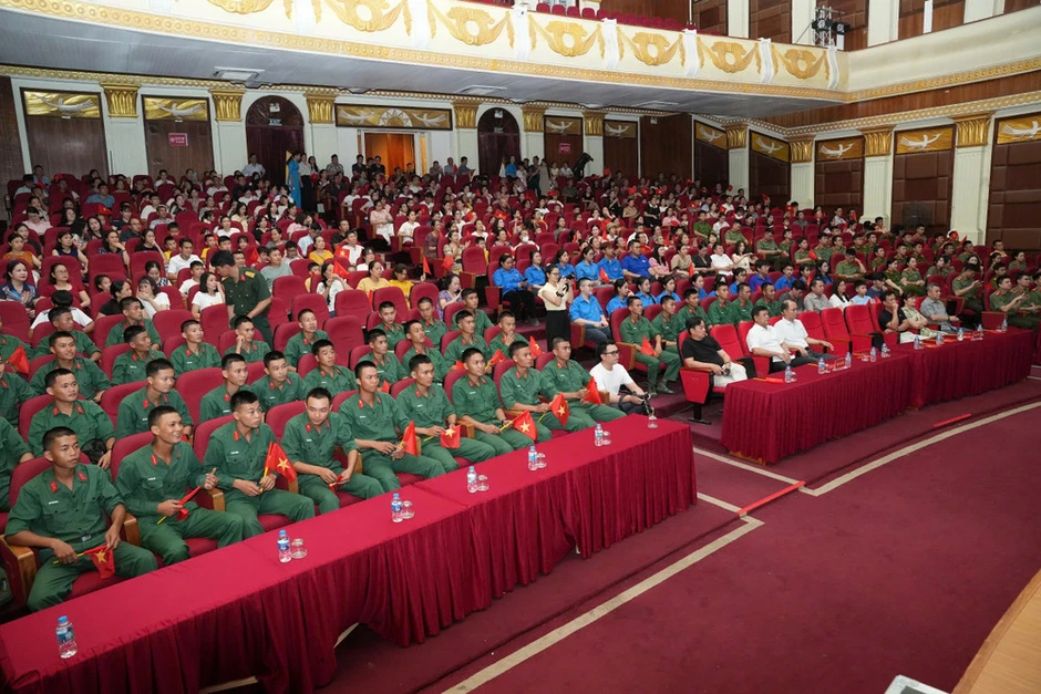 Thanh Hóa: Chương trình nghệ thuật đặc biệt “Bác Hồ - Hai tiếng thiêng liêng” - Kỷ niệm 115 năm Ngày Bác Hồ ra đi tìm đường cứu nước Thanh Hóa: Chương trình nghệ thuật đặc biệt “Bác Hồ - Hai tiếng thiêng liêng” - Kỷ niệm 115 năm Ngày Bác Hồ ra đi tìm đường cứu nước