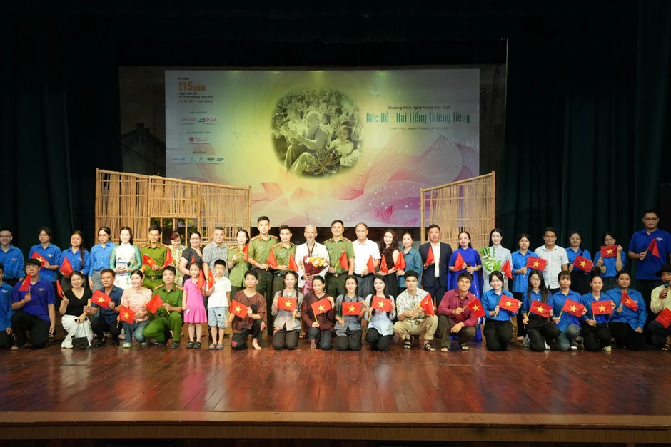 Thanh Hóa: Chương trình nghệ thuật đặc biệt “Bác Hồ - Hai tiếng thiêng liêng” - Kỷ niệm 115 năm Ngày Bác Hồ ra đi tìm đường cứu nước Thanh Hóa: Chương trình nghệ thuật đặc biệt “Bác Hồ - Hai tiếng thiêng liêng” - Kỷ niệm 115 năm Ngày Bác Hồ ra đi tìm đường cứu nước